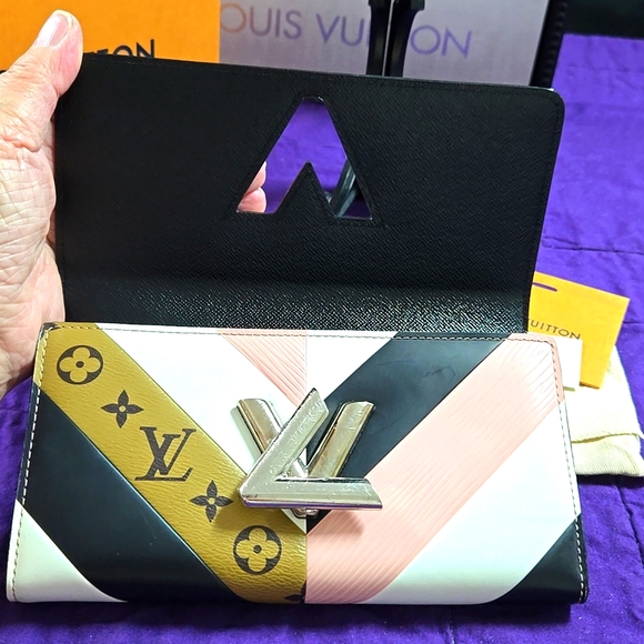 Louis Vuitton Ltd Edition LV Twist lock Sarah Wallet Date Code TM2117 - Picture 7 of 11